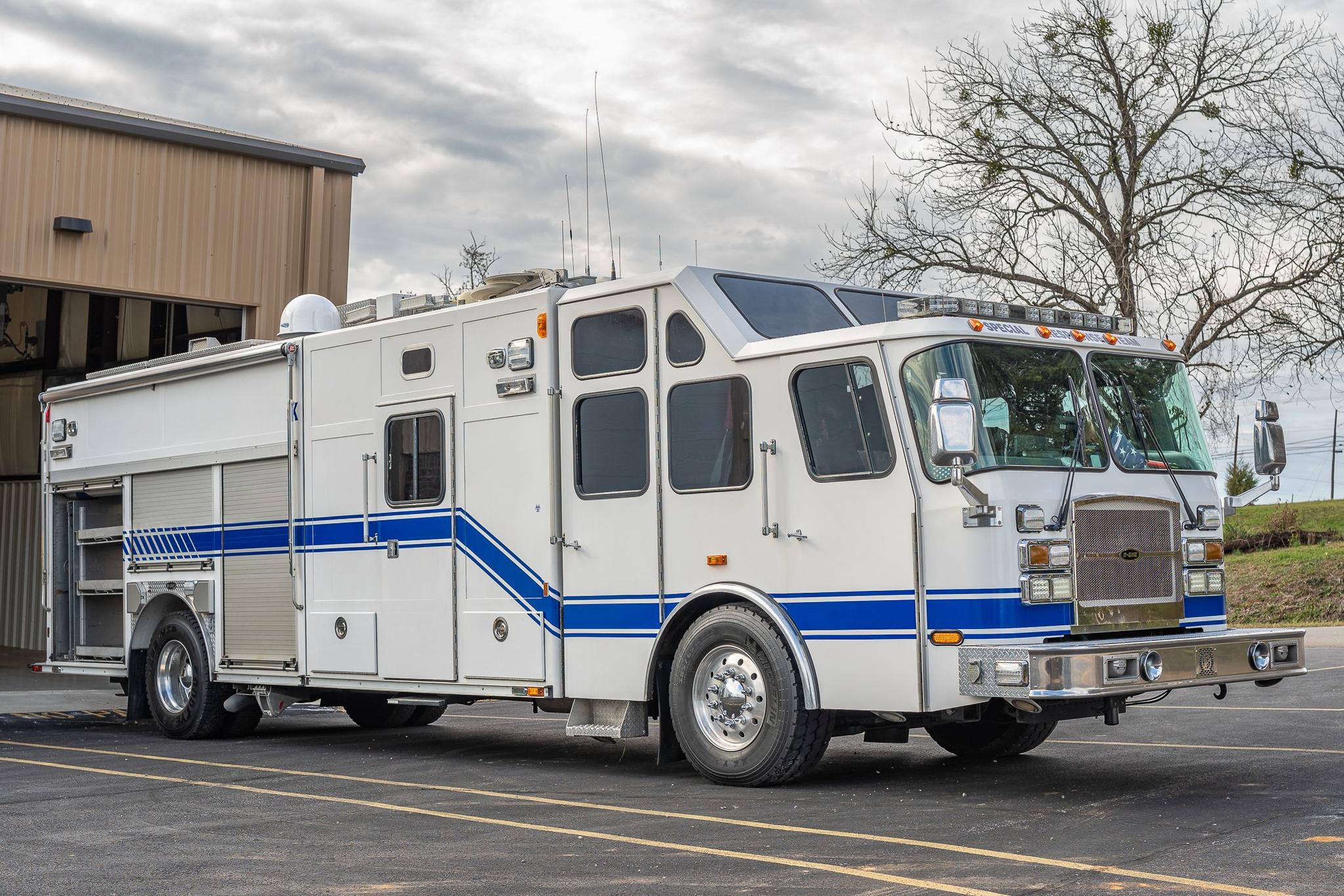 2002 E-One Cyclone Heavy Rescue - image 4