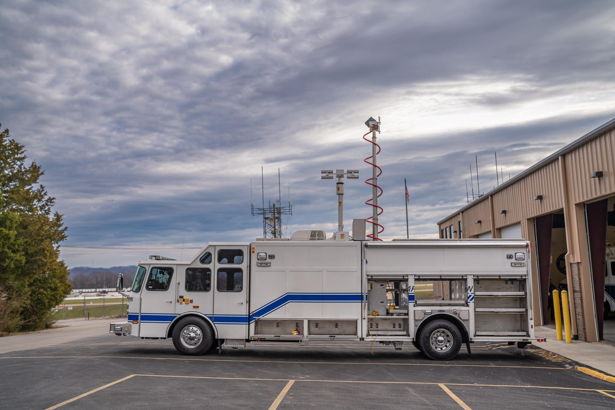 2002 E-One Cyclone Heavy Rescue - image 1