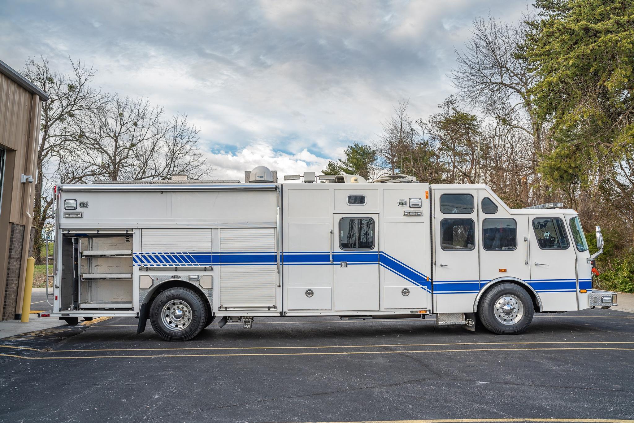 2002 E-One Cyclone Heavy Rescue - image 5