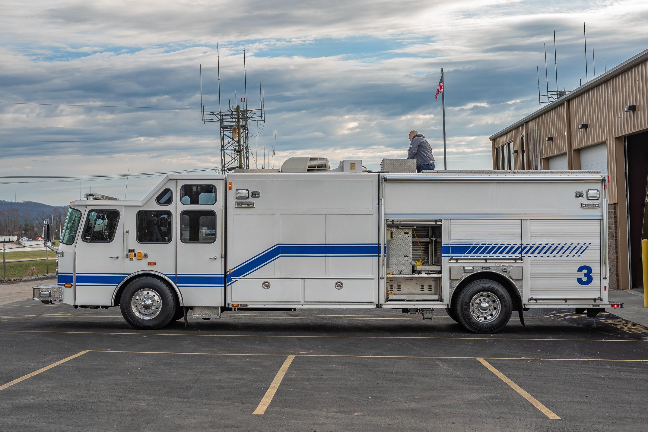 2002 E-One Cyclone Heavy Rescue - image 7