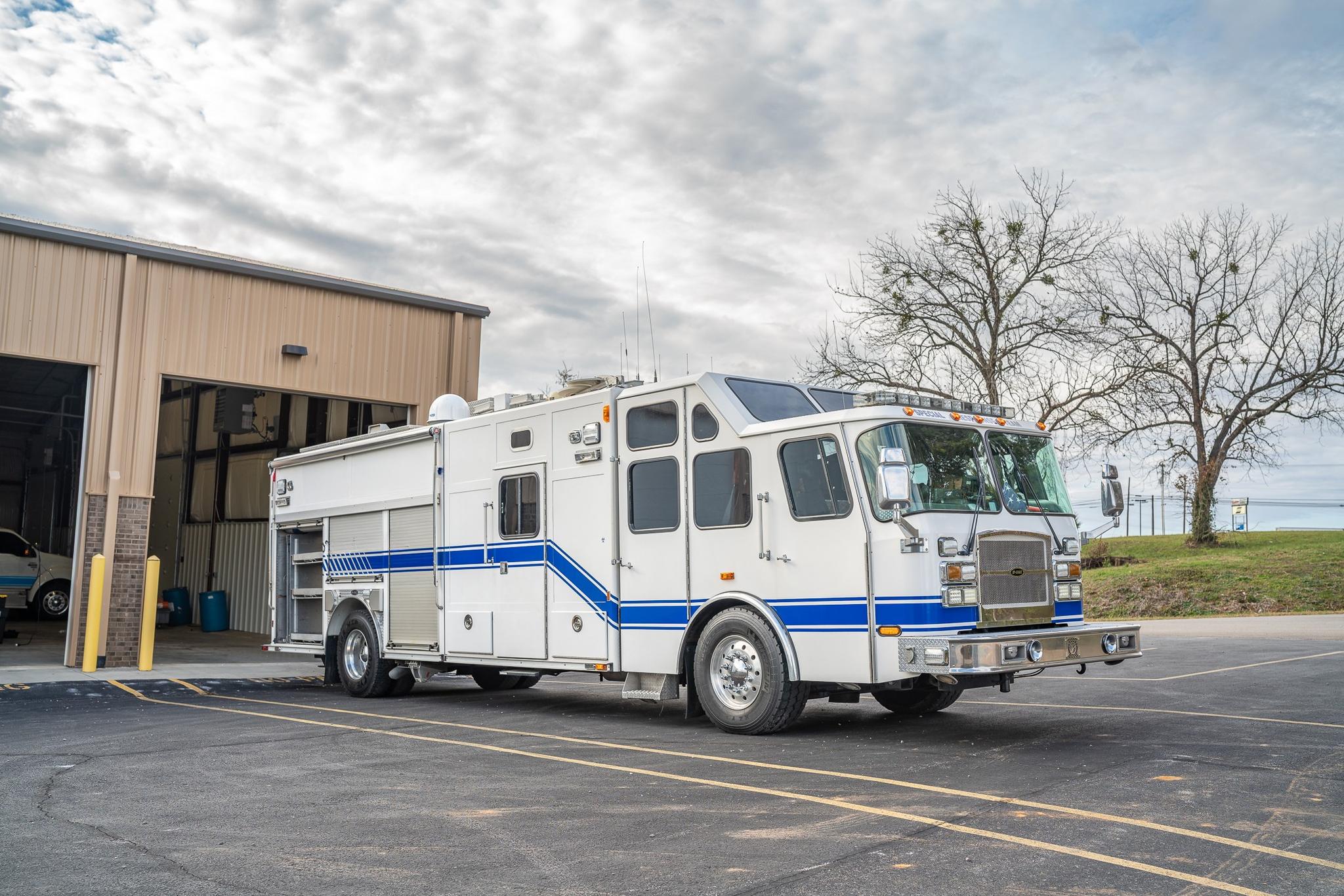 2002 E-One Cyclone Heavy Rescue - image 2