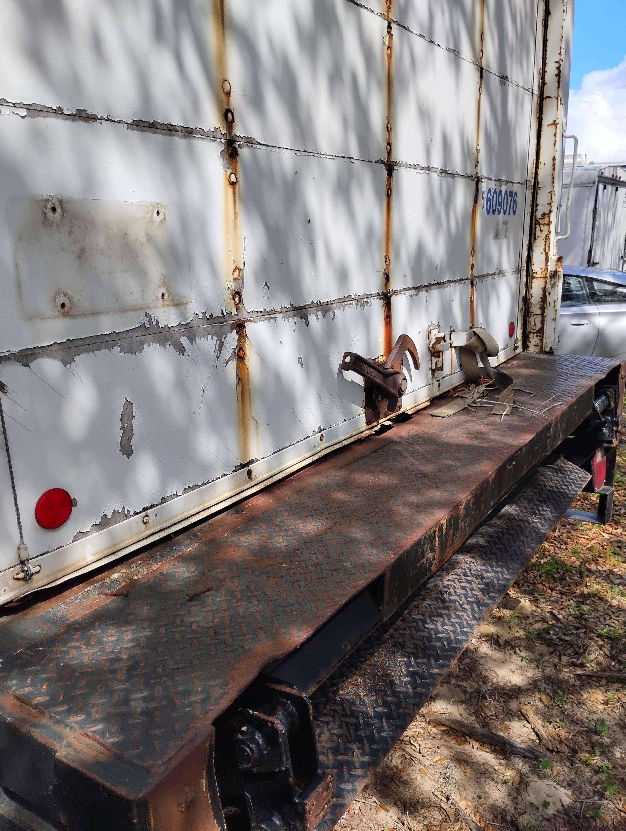 1997 Freightliner FLD 26 FT BOX TRUCK w/ lift gate - image 2