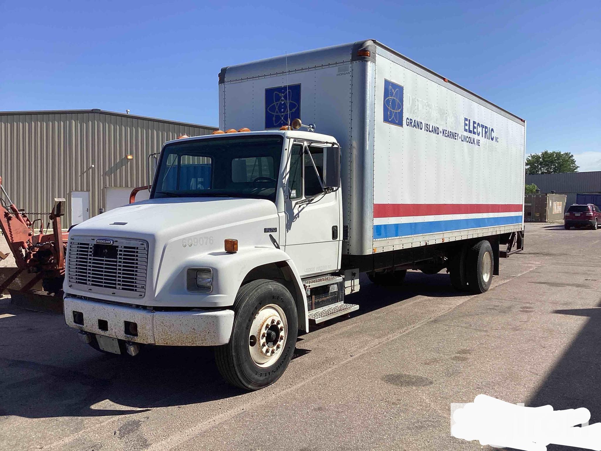 1997 Freightliner FLD 26 FT BOX TRUCK w/ lift gate - image 3