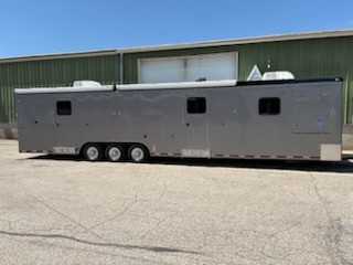 2019 36' Command Trailer — photo 2