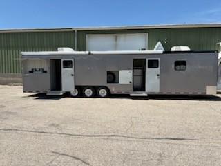 2019 36' Command Trailer - image 1