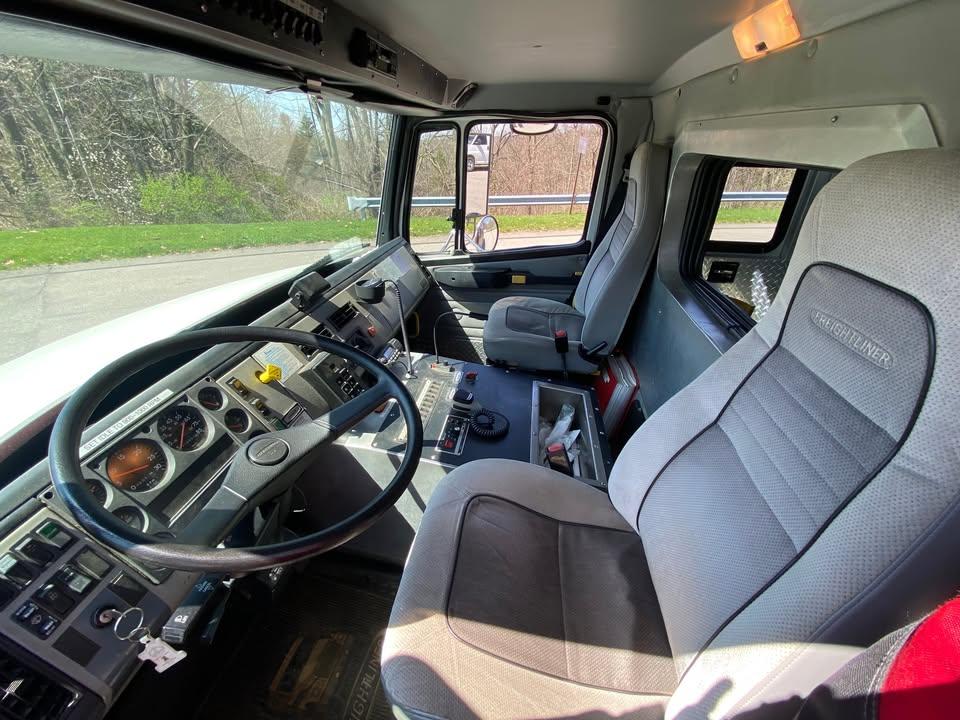 2000 Freightliner FL80, 4 Guys Rescue - image 5