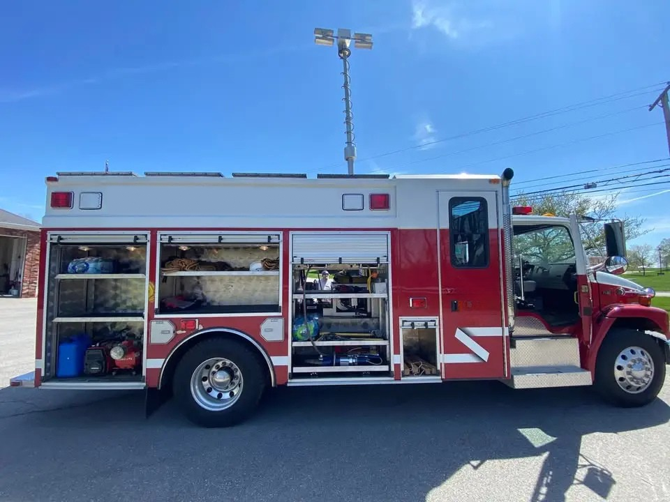 2000 Freightliner FL80, 4 Guys Rescue - image 2