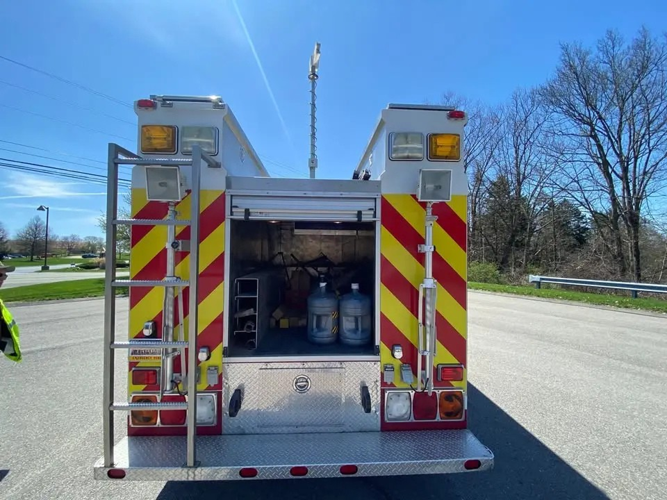 2000 Freightliner FL80, 4 Guys Rescue - image 3