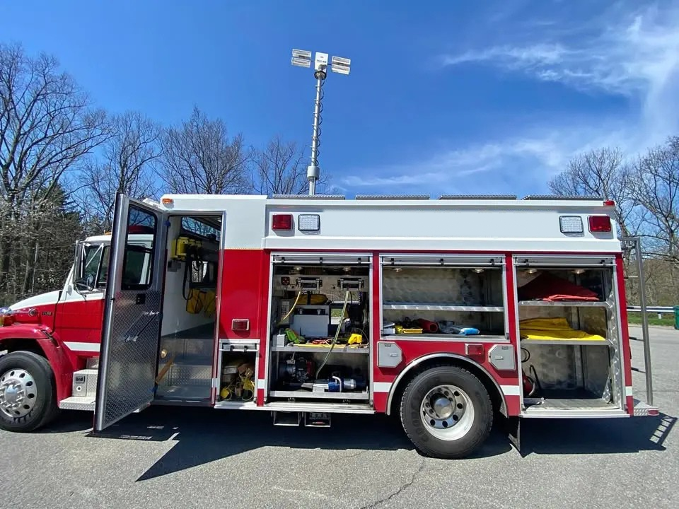 2000 Freightliner FL80, 4 Guys Rescue - image 4