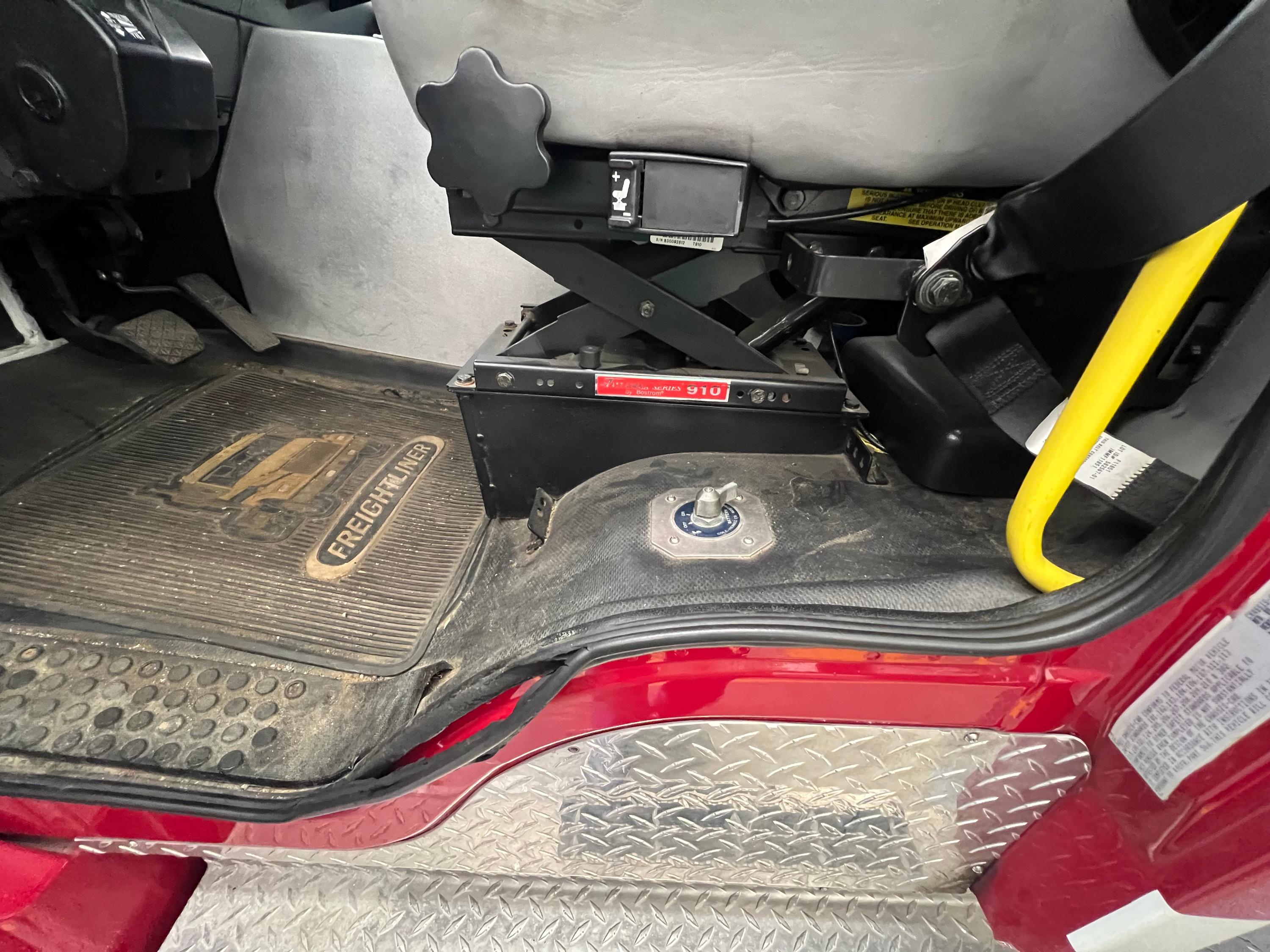 2000 Freightliner FL80, 4 Guys Rescue - image 7