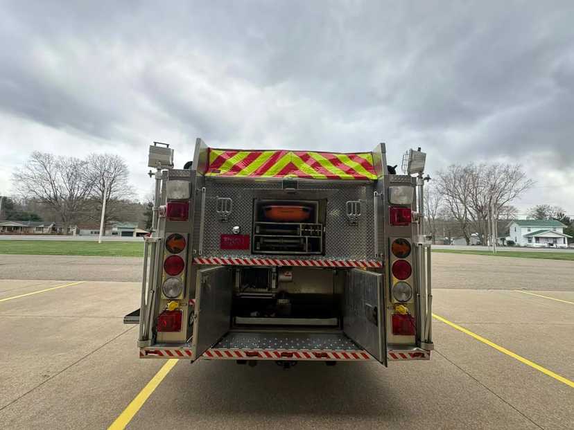 2004 HME 1871-SFO Pumper — photo 6