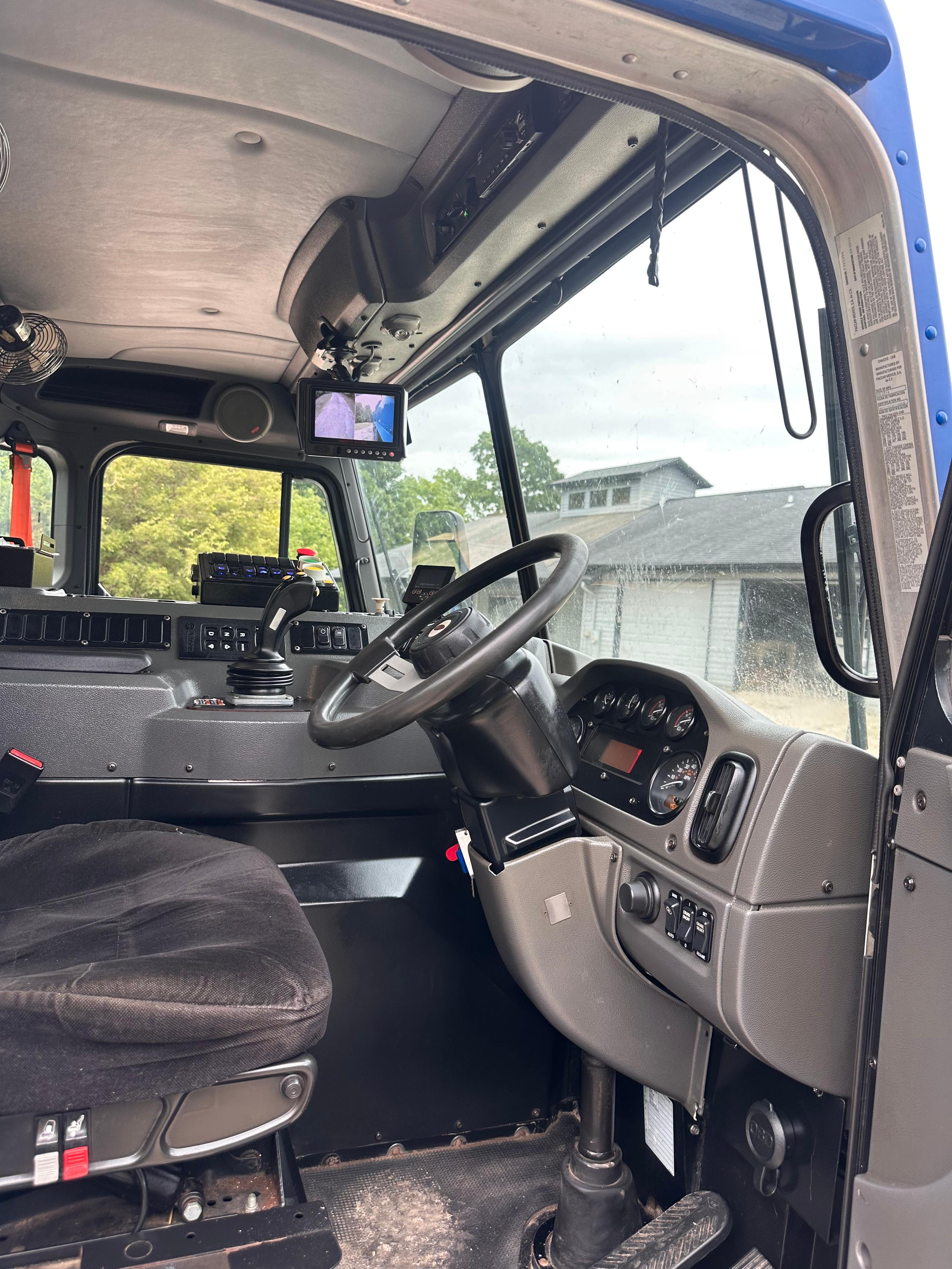 2015 Peterbilt Labrie Automated Side Loader - image 10