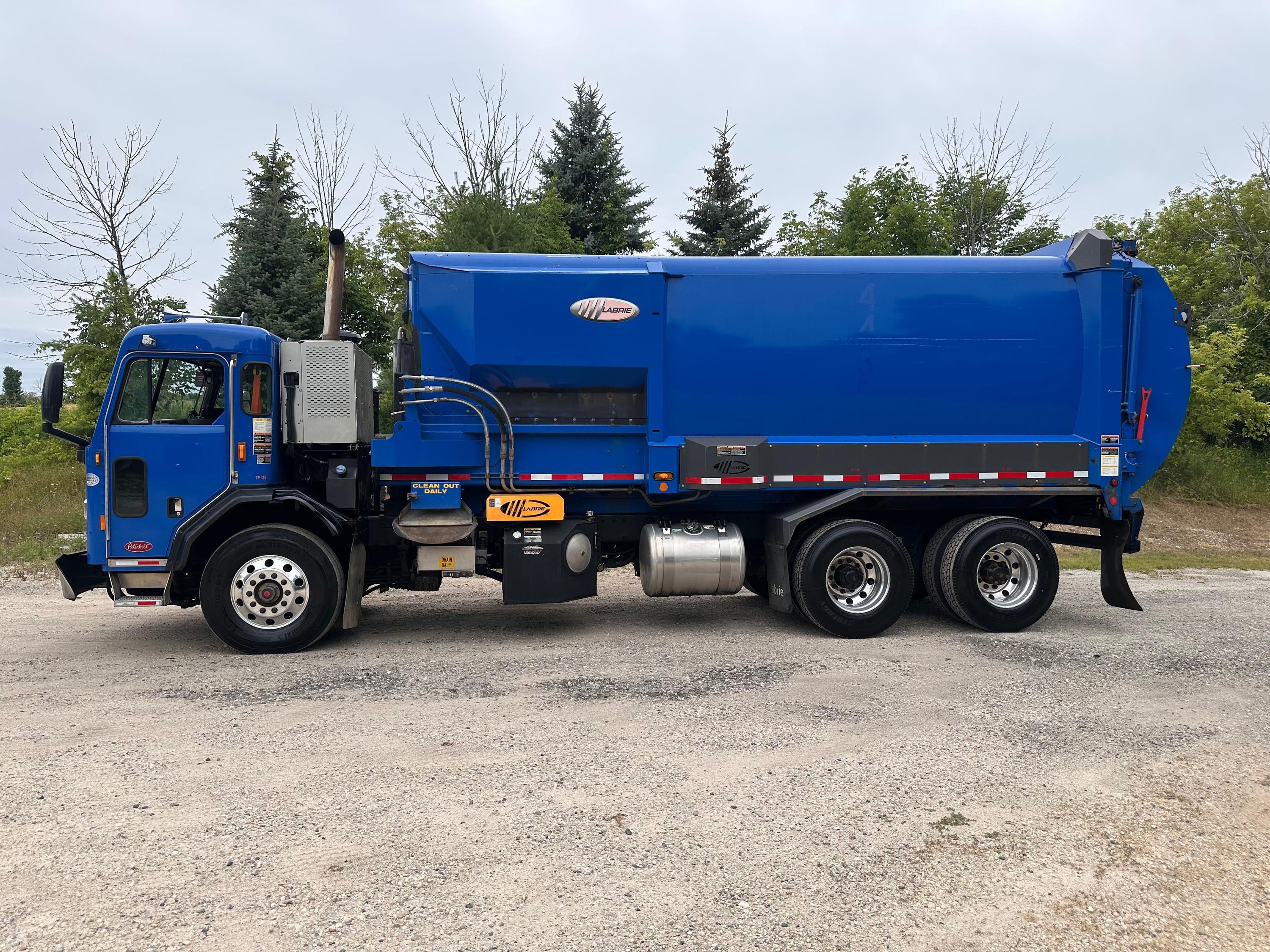 2015 Peterbilt Labrie Automated Side Loader - image 1