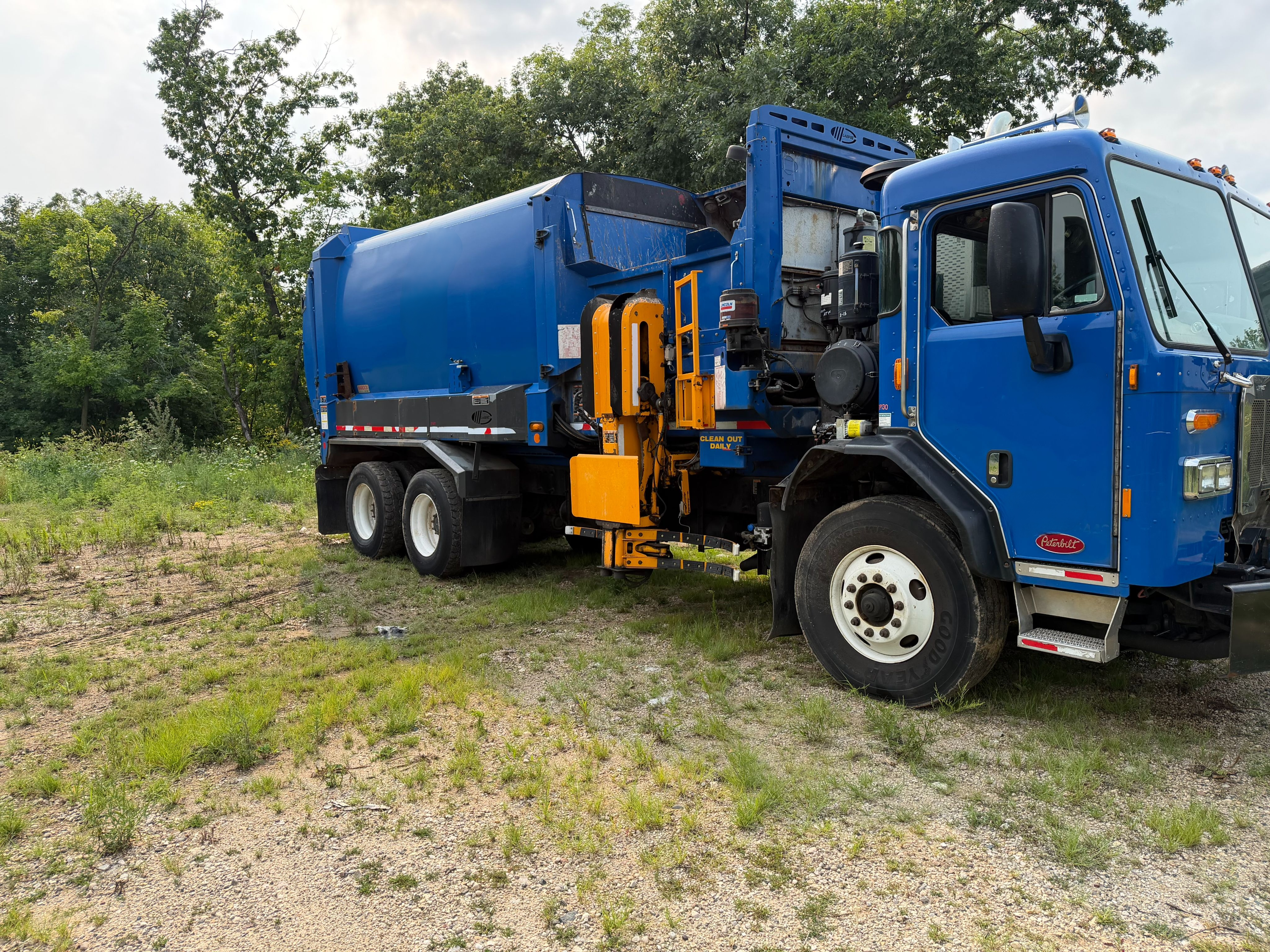 2015 Peterbilt Labrie Automated Side Loader - image 2