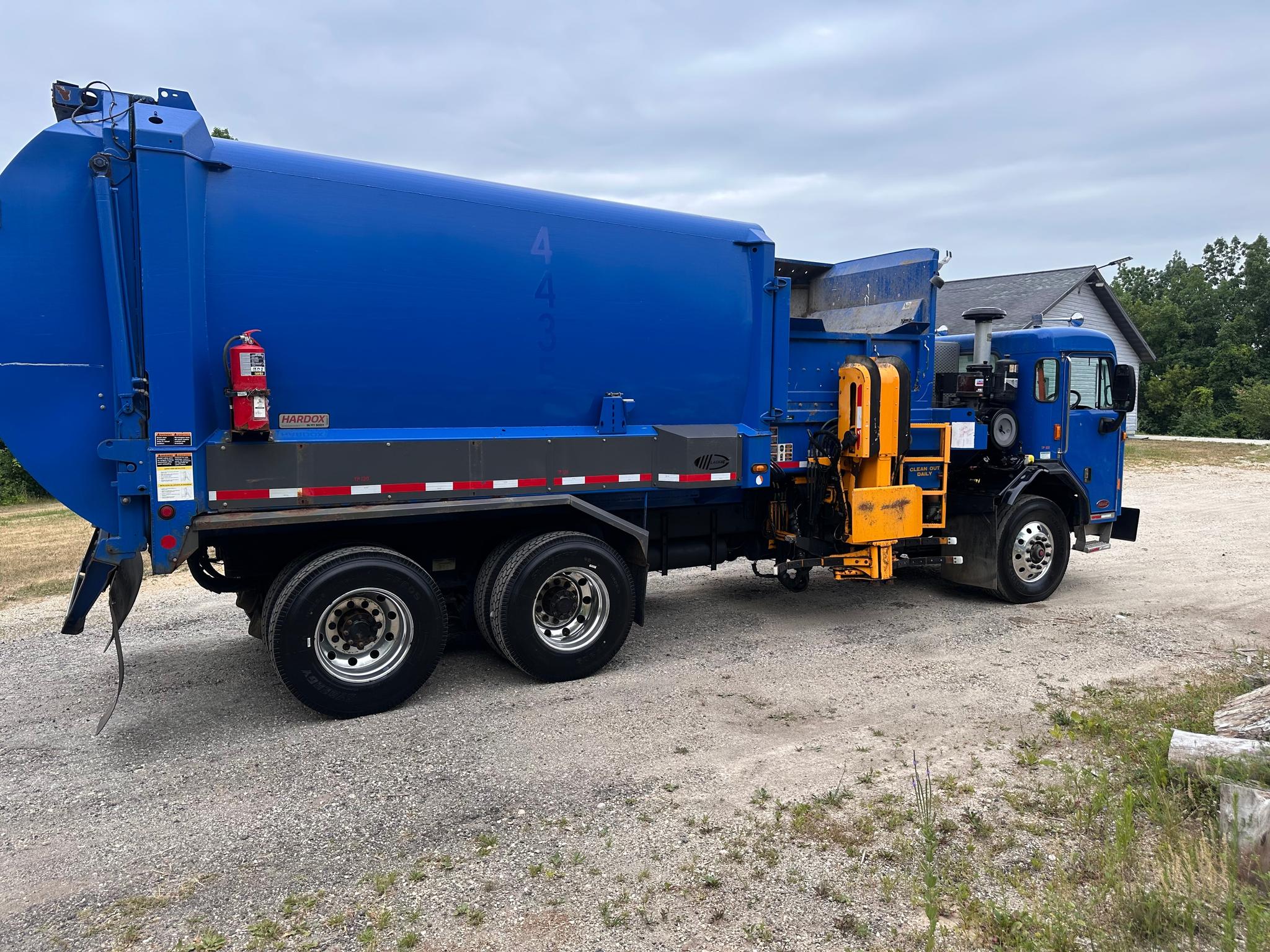 2015 Peterbilt Labrie Automated Side Loader - image 2
