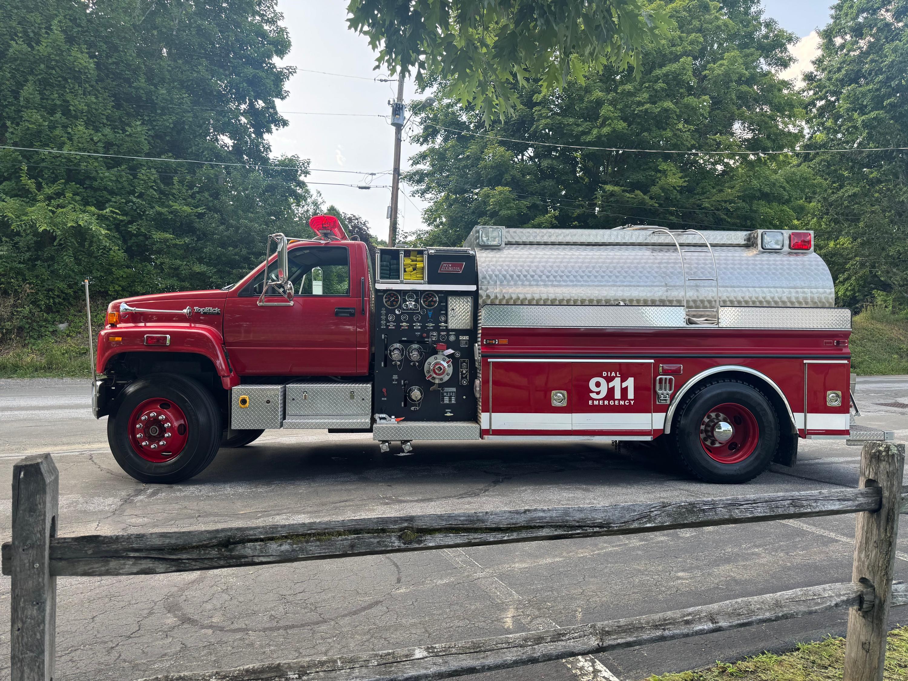 1996 New Lexington GMC Pumper Tanker - image 3