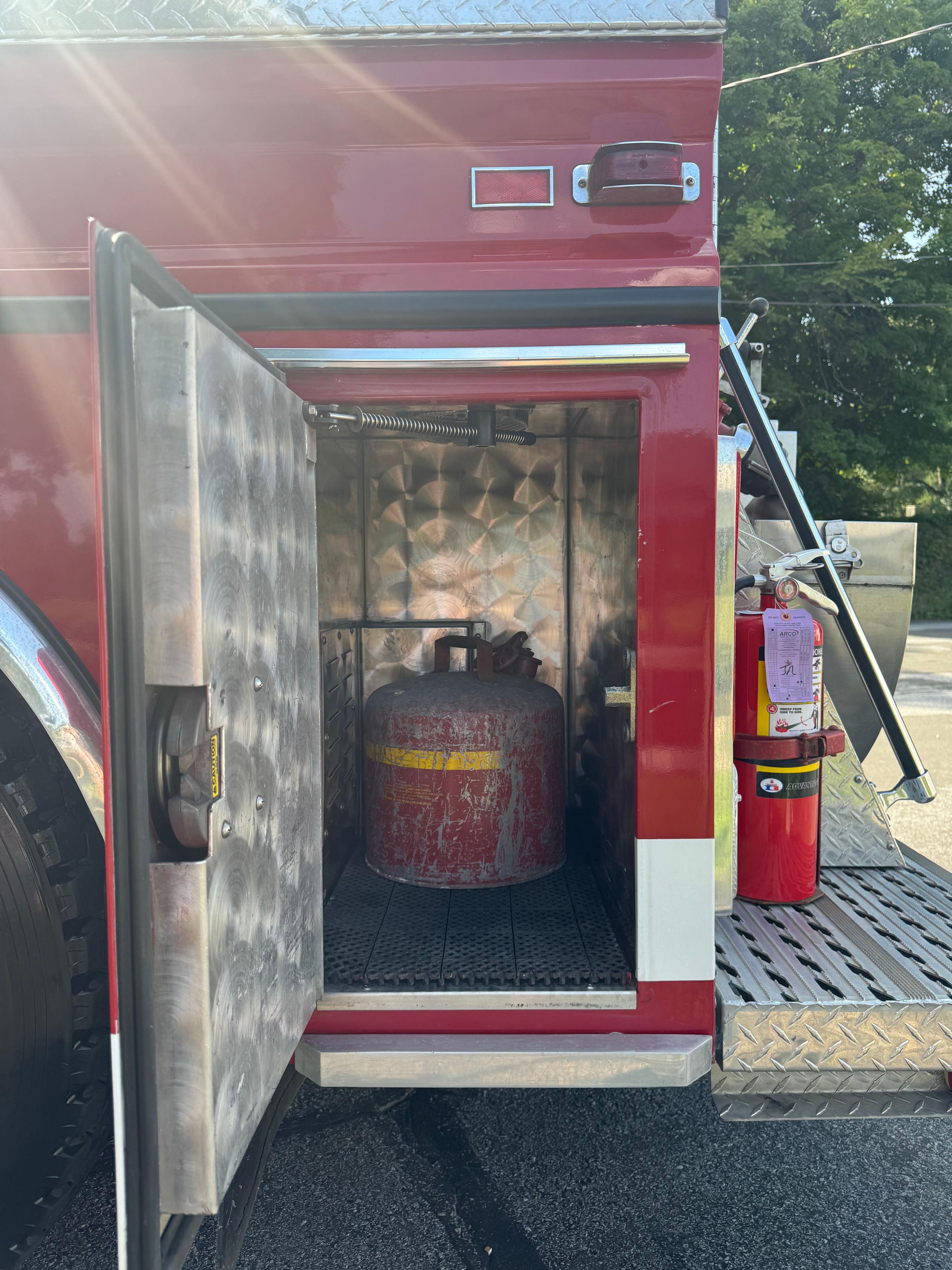 1996 New Lexington GMC Pumper Tanker - image 12