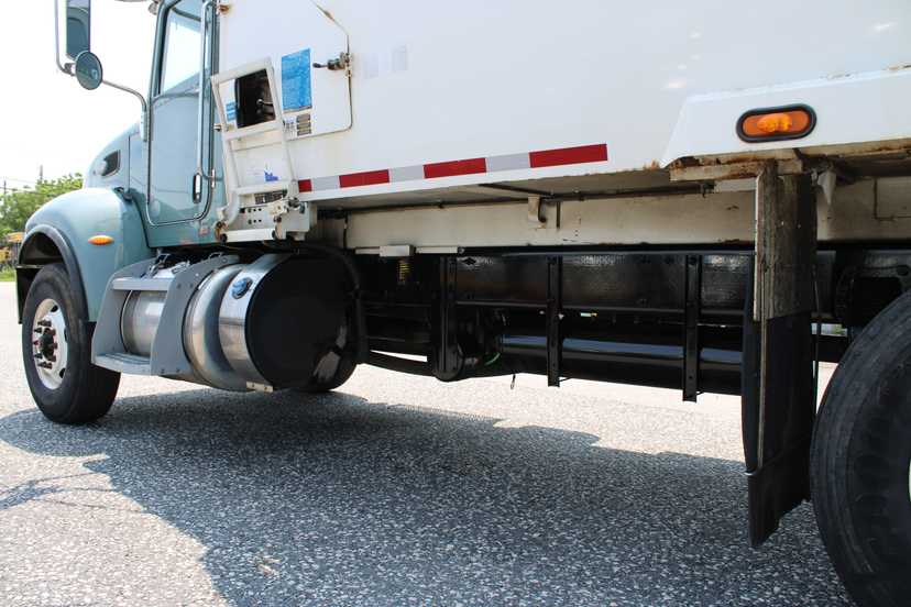 2017 Peterbilt Leach Rear Loader — photo 7