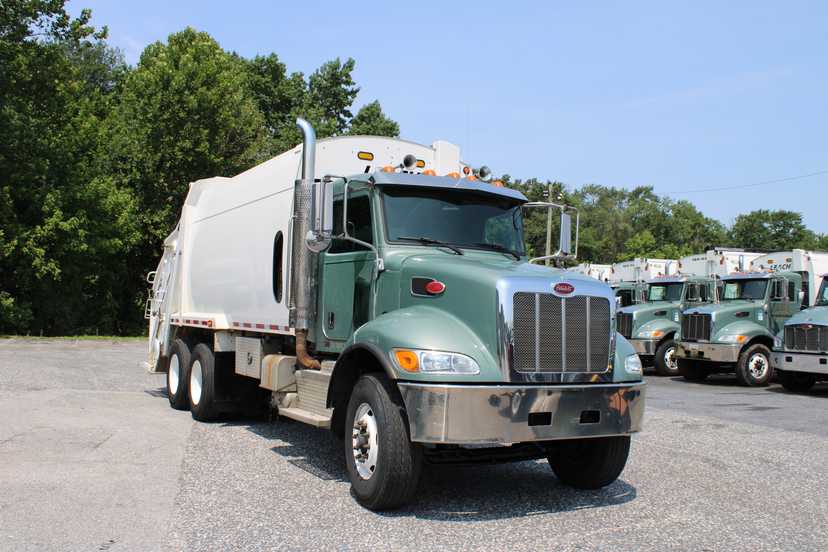 2017 Peterbilt Leach Rear Loader — photo 2