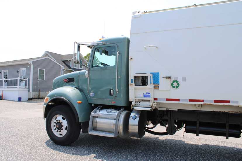 2017 Peterbilt Leach Rear Loader — photo 4