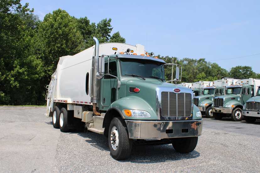 2017 Peterbilt Leach Rear Loader — photo 2