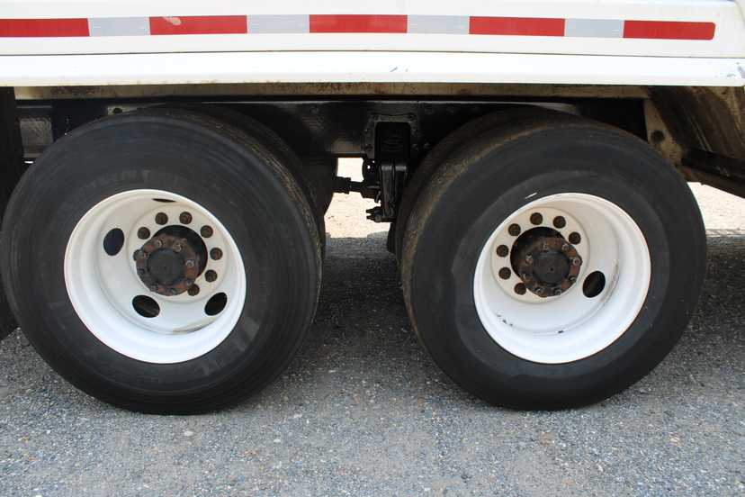 2020 Peterbilt Leach Rear Loader — photo 7
