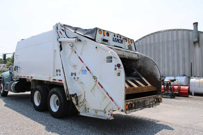 2017 Peterbilt Leach Rear Loader — photo 8