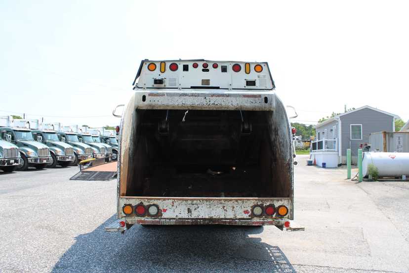 2017 Peterbilt Leach Rear Loader — photo 8