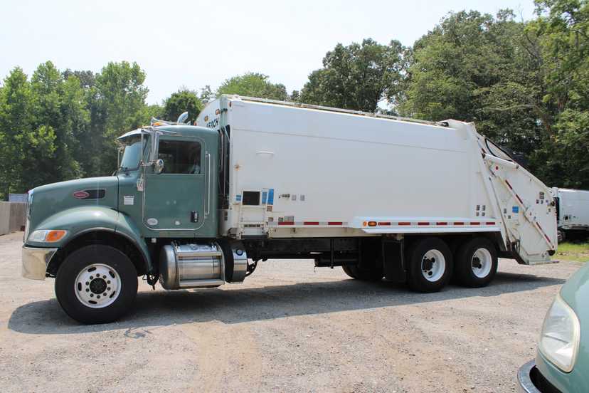 2020 Peterbilt Leach Rear Loader — photo 3