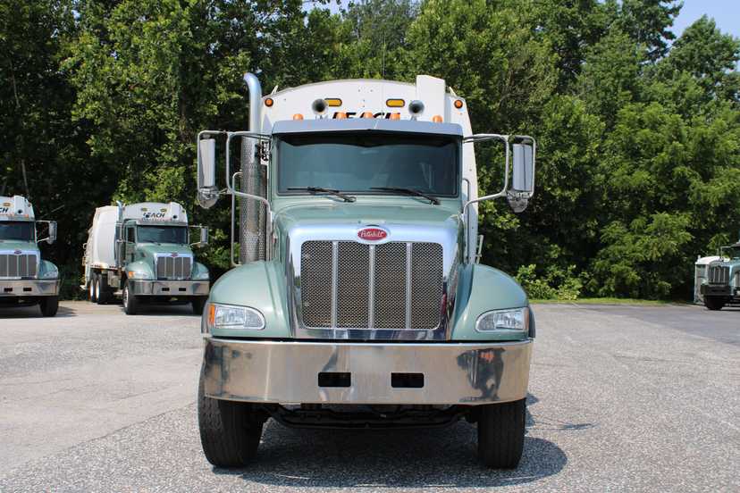 2017 Peterbilt Leach Rear Loader — photo 3