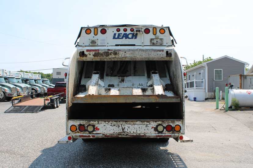 2017 Peterbilt Leach Rear Loader — photo 8
