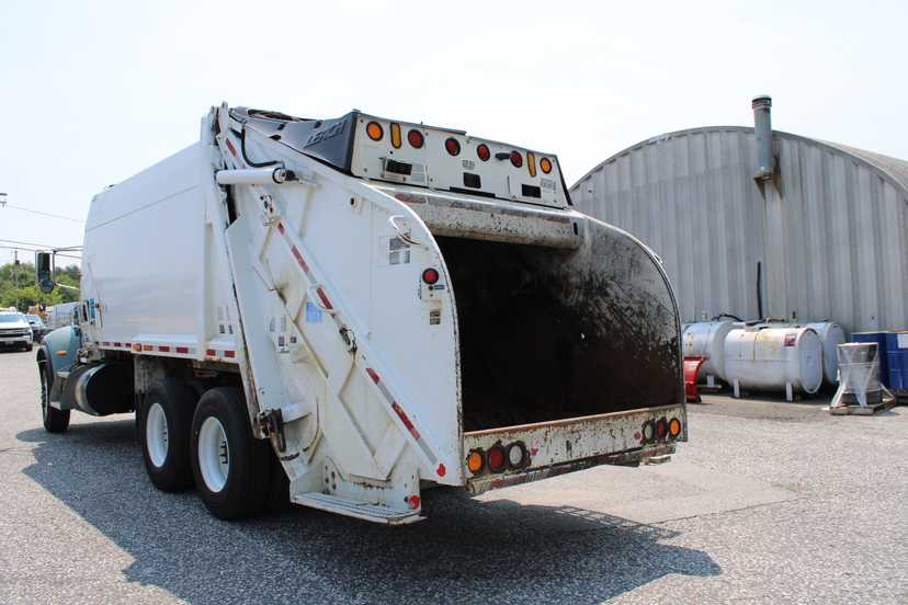 2017 Peterbilt Leach Rear Loader — photo 7