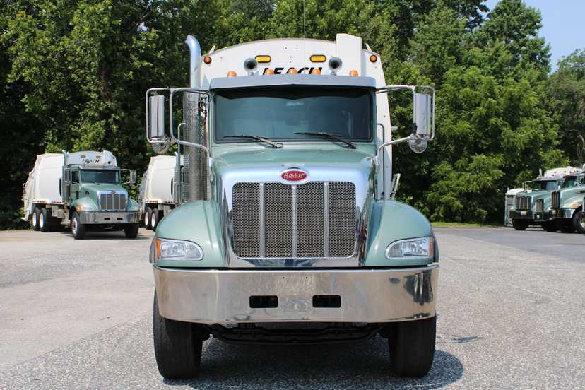 2017 Peterbilt Leach Rear Loader — photo 4