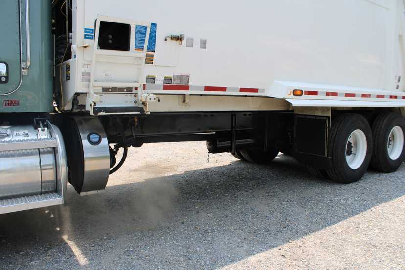 2020 Peterbilt Leach Rear Loader — photo 6
