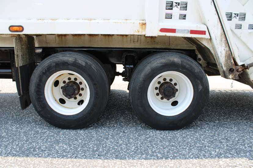 2017 Peterbilt Leach Rear Loader — photo 6