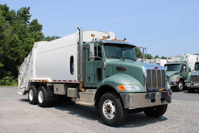 2017 Peterbilt Leach Rear Loader — photo 2