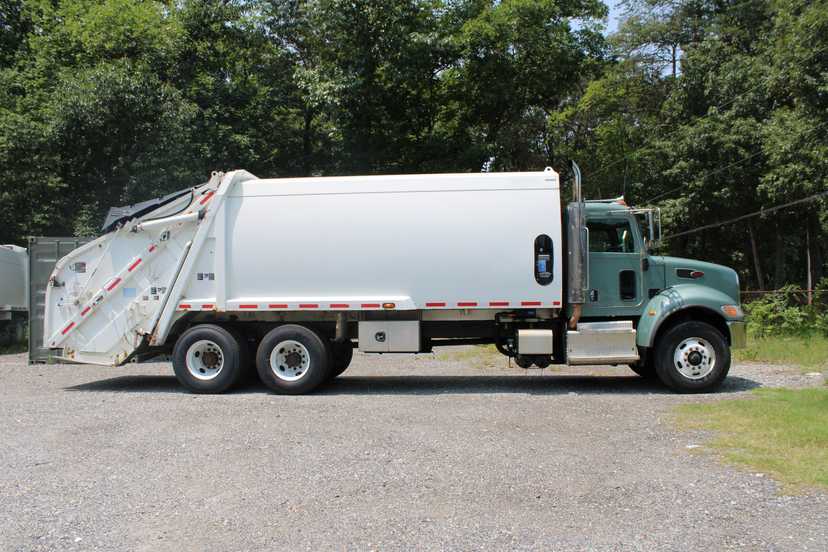 2016 Peterbilt Leach Rear Loader — photo 3