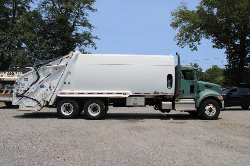 2020 Peterbilt Leach Rear Loader — photo 3