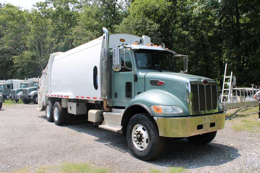 2016 Peterbilt Leach Rear Loader — photo 2