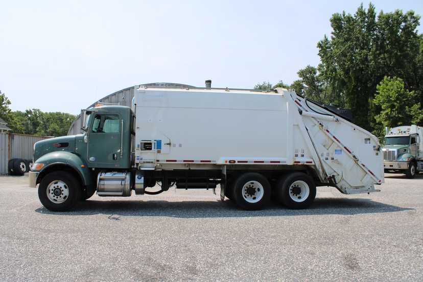 2017 Peterbilt Leach Rear Loader — photo 4
