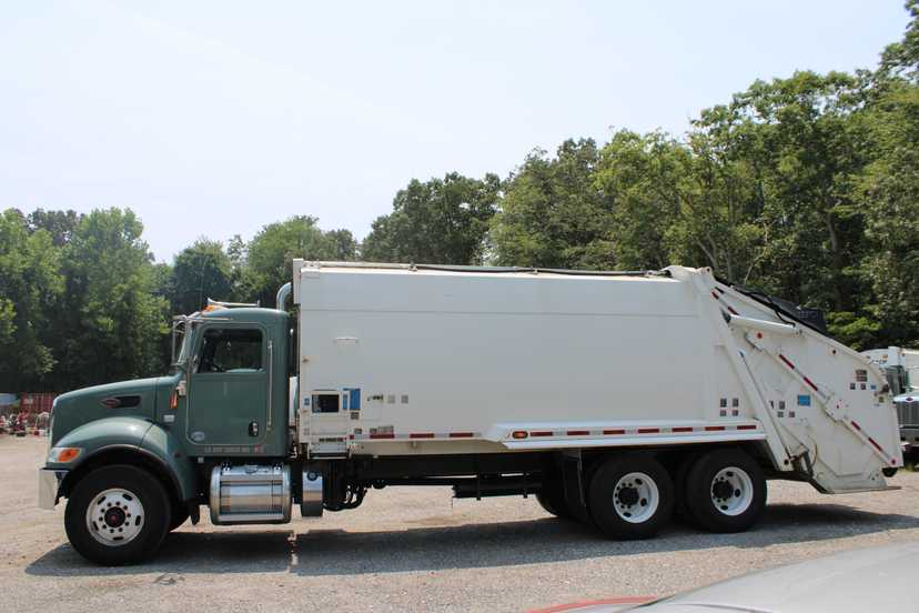 2020 Peterbilt Leach Rear Loader — photo 5