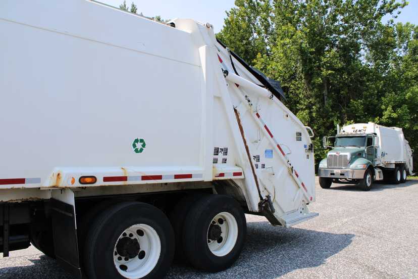 2017 Peterbilt Leach Rear Loader — photo 5