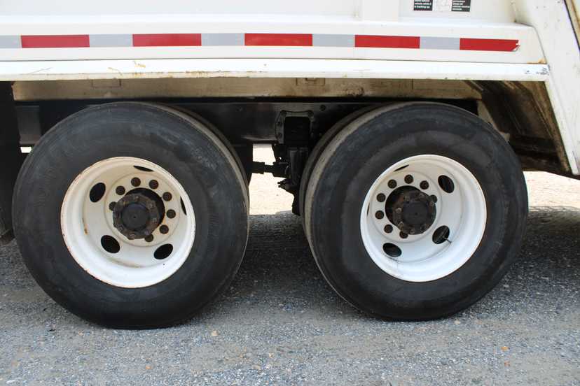 2020 Peterbilt Leach Rear Loader — photo 8