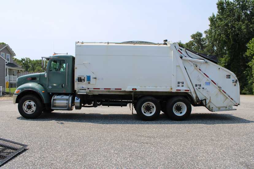 2017 Peterbilt Leach Rear Loader — photo 5
