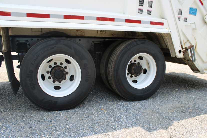 2020 Peterbilt Leach Rear Loader — photo 7
