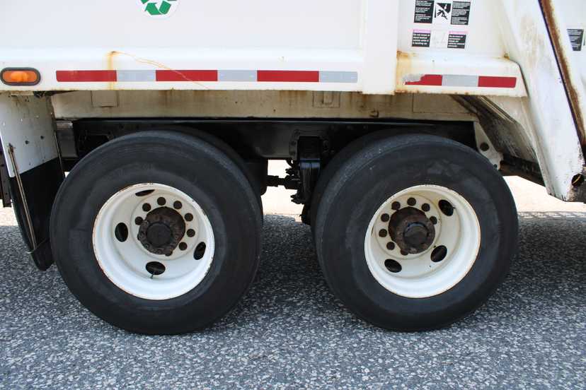 2017 Peterbilt Leach Rear Loader — photo 6