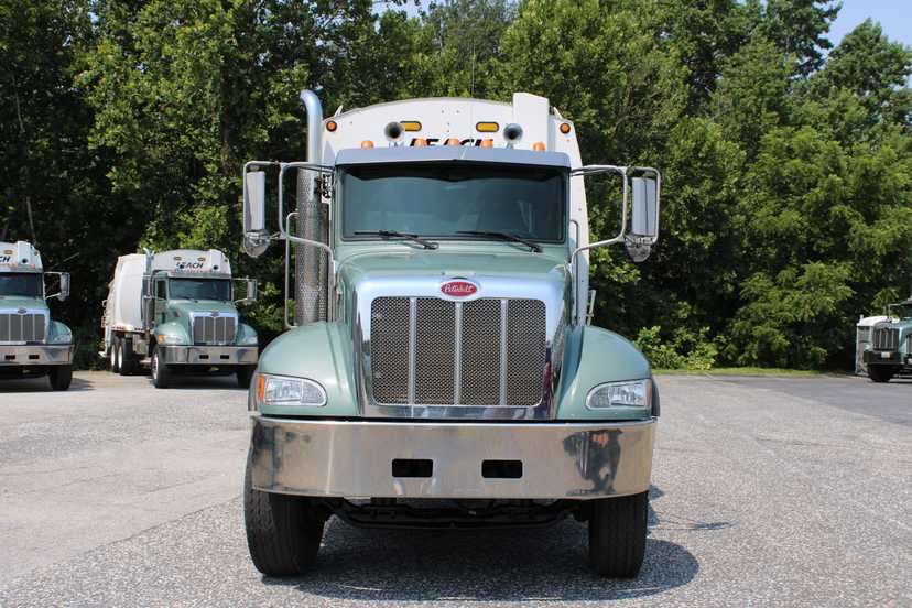 2017 Peterbilt Leach Rear Loader — photo 3