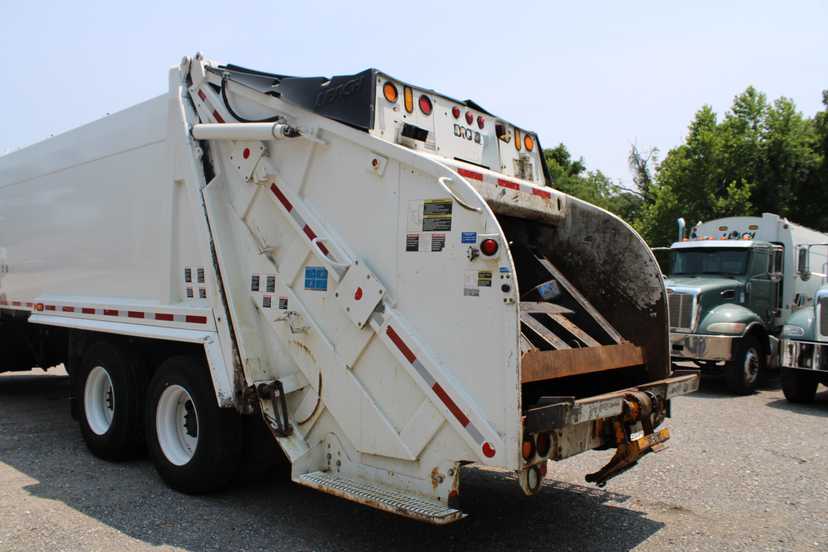2020 Peterbilt Leach Rear Loader — photo 8