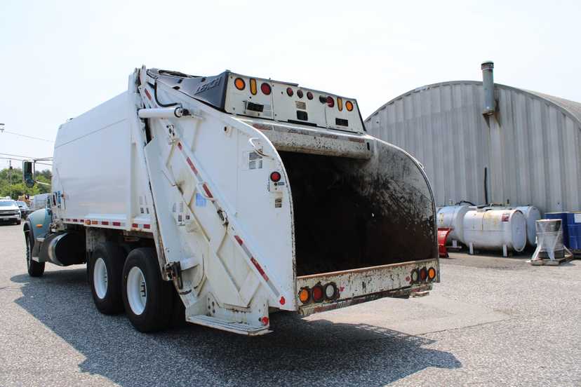 2017 Peterbilt Leach Rear Loader — photo 7