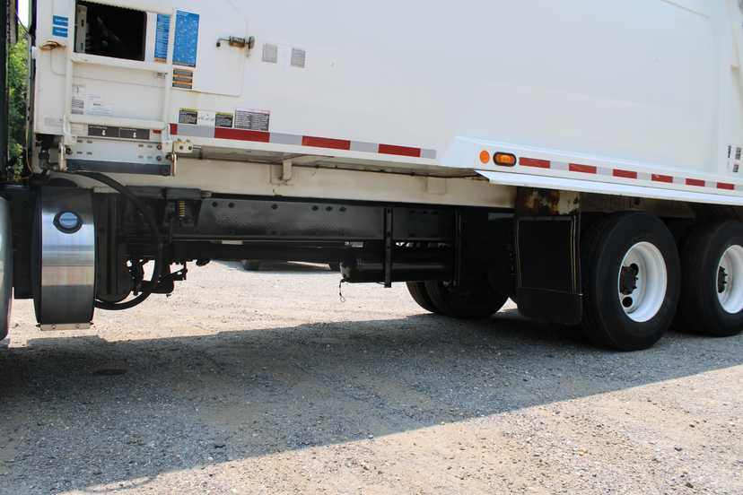 2020 Peterbilt Leach Rear Loader — photo 6